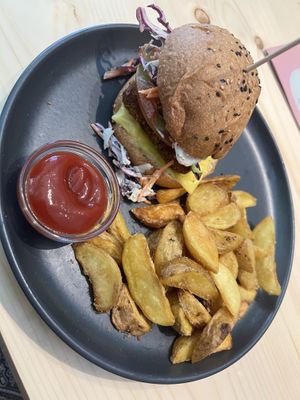 Crispy Saitan Burger   at Kind Kitchen in Porto