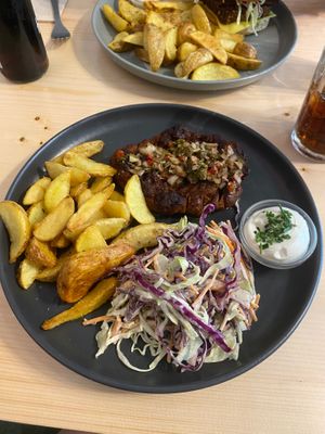 Bife chimichurri (bife seitan caseiro, molho chimichurri, salada coleslaw e batatas fritas com maionese) - 13€  at Kind Kitchen in Porto