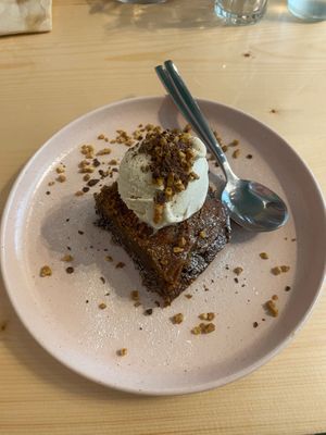 Brownie & gelado (brownie de chocolate com caramelo de manteiga de amendoim acompanhado de bola de gelado de baunilha artesanal) - 6,5€ at Kind Kitchen in Porto
