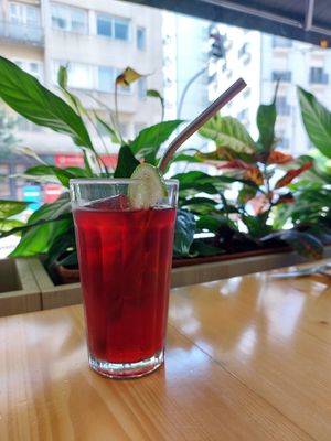 Chá hibiscos at Kind Kitchen in Porto