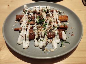 Zanahoria con queso feta vegan at Kind Kitchen in Porto