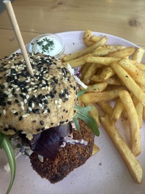 Seitan burger con pan sin gluten casero  at Kind Kitchen in Porto