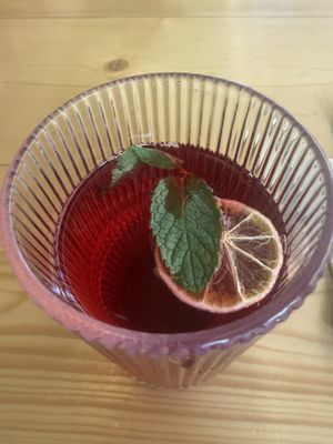 Infusión de hibisco, menta y lima  at Kind Kitchen in Porto