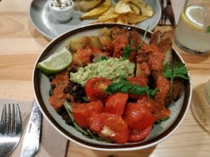 Bowl de feijão con tiras de seitán at Kind Kitchen in Porto