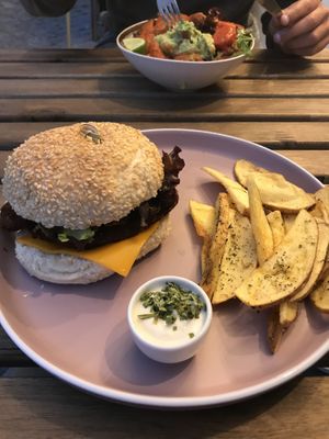 Prato principal (burguer de seitan) e entrada “nuggets” Muito bons. O “brownie” deixou a desejar.   at Kind Kitchen in Porto