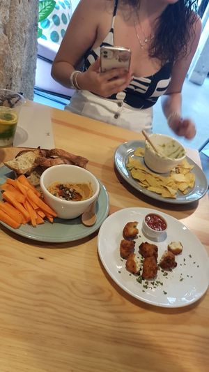 Starters: nuggets, hummus and guacamole at Kind Kitchen in Porto
