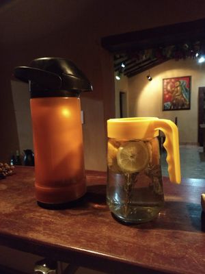 Chá e Água saborizada no balcão at Vegetal Artesanal in Rio De Contas