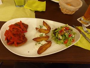 Lecker Pflanzen Schnitzel mit Kartoffeln und Salat #Veganuary at MaKrönchen in Siegen