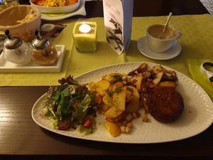 Bratkartoffeln und Salat mit veganen Frikadellen at MaKrönchen in Siegen