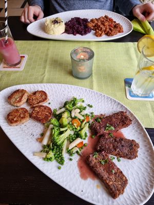 Veganer Linsenbraten mit Serviettenknödeln und Gemüse. at MaKrönchen in Siegen