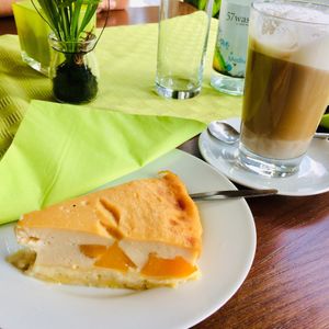 Veganer Käsekuchen mit Mandarinen, dazu ein Latte Macchiato mit Mandeldrink und Wasser aus der Region!👍 at MaKrönchen in Siegen