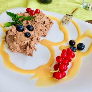 Vegane Mousse au chocolat mit Karamellsoße und Beeren! Unfassbar lecker!!!😍👌🤤 at MaKrönchen in Siegen