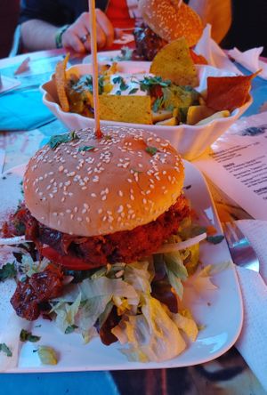 Veganer Bruger mit Poutine Fries at Cafe Nord in Essen