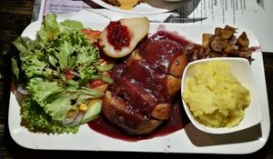 Mit "Speck" gefüllter Seitan, Gewürzbirne, Weinmaronen, Topinamburpürree und Portweinsauce at Cafe Nord in Essen