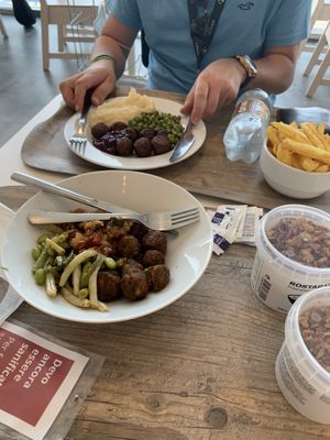 Piatti di polpette vegetali di due tipi diversi at IKEA in San Giuliano Milanese
