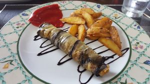 Berenjena rellena de hummus y modena de ajo negro at Meson A'Taberna in Montemayor