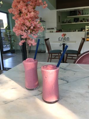 Berry smoothie at Good Call in Bursa