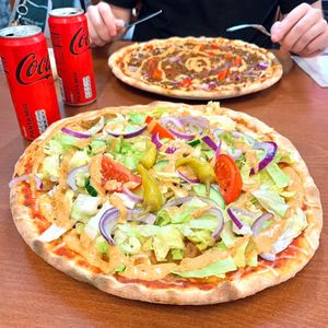 Kebabpizza (vegan) & Mexicana (vegan)  at Tony's Pizzeria in Trollhattan