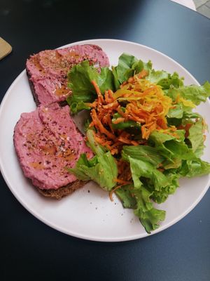 Tartines houmous at Jorlia in Bordeaux