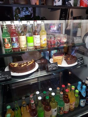 Kuchentheke at OFOF Cafebar in Offenbach