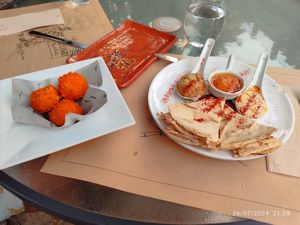 Croquetas de calabaza (1'5€/unidad)  y selección de hummus (6€) at Hostal Almanzor Gredos Avila in Navarredonda De Gredos