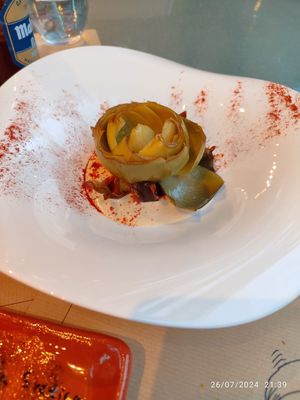 Alcachofa confitada sobre base de hummus. 6€ at Hostal Almanzor Gredos Avila in Navarredonda De Gredos