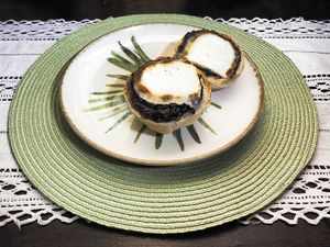 Queso Monte Enebro sobre dulce de higo
Monte Enebro cheese on fig candy at Hostal Almanzor Gredos Avila in Navarredonda De Gredos