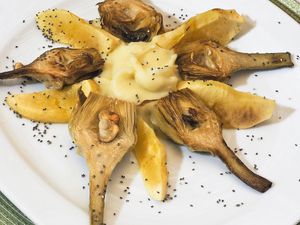 Alcahofas con crema de patata y manzana a la plancha

Artichokes with potato cream and grilled apple at Hostal Almanzor Gredos Avila in Navarredonda De Gredos
