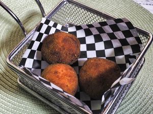 Croquetas de nueces, higo y queso de oveja
Nut, fig and sheep cheese croquettes at Hostal Almanzor Gredos Avila in Navarredonda De Gredos