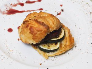Hojaldre de verduras, con calabacín, tomate confitado, pimiento y queso de cabra.
Vegetable puff pastry, with zucchini, tomato confit, pepper and goat cheese. at Hostal Almanzor Gredos Avila in Navarredonda De Gredos