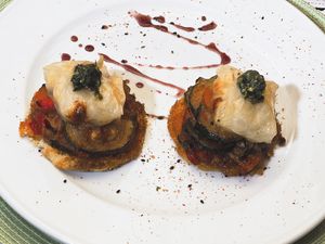 Ravioli de pera y queso de oveja y pesto, sobre pisto.
Pear and pesto cheese and ravioli on ratatouille. at Hostal Almanzor Gredos Avila in Navarredonda De Gredos