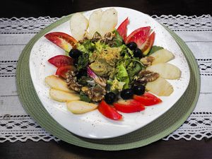 Ensalada con manzana, nueces y inagreta de mostaza y miel de caña.
Salad with apple, nuts and mustard vinaigrette and cane honey. at Hostal Almanzor Gredos Avila in Navarredonda De Gredos
