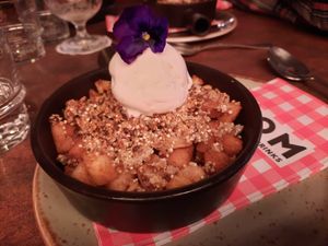 Crumble et glace vegan at Bom in Bouillon