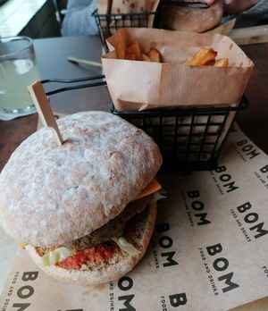 Lekkere krokante vegan burger. at Bom in Bouillon