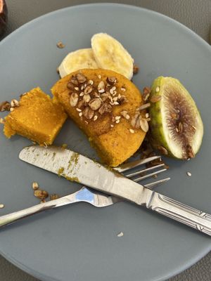 Queque de laranja com frutas e granola  at Balance Fitfood in Agueda