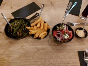 Bijgerechten bij het hoofdgerecht at Griekse Taverna Doris in Groningen