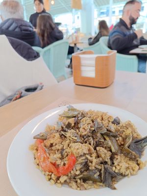 Paella at Suc de Lluna BioCafe in Valencia