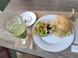 Muy rico todo, un poco caro. Todo fueron como 20-21€ y tienen mucha variedad de batidos y opción vegana tenían bocadillos, la hamburguesa y paella de verduras at Suc de Lluna BioCafe in Valencia