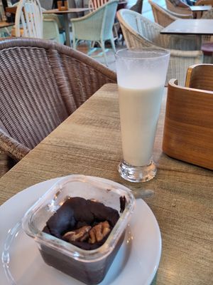 Orxata and vegan Brownie at Suc de Lluna BioCafe in Valencia