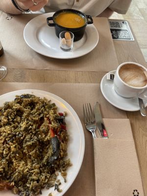 Vegane Paella and Crema  at Suc de Lluna BioCafe in Valencia
