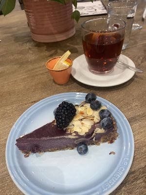 Brombeer Cheesecake 😋👍  at Künstlercafé in Husum
