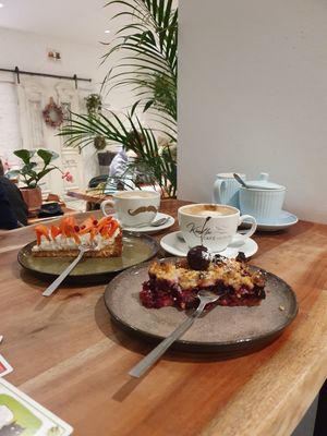 2x Schokoccino, 1x veg. Kirschkuchen und 1x veg. Obst Tarte mit Kokossahne at Künstlercafé in Husum