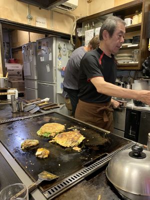 Chef cooking okinomiyaki at Okonomiyaki Chitose in Osaka