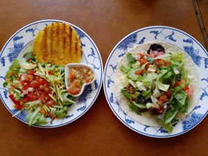 Vegan taco and an area with salad & guacamole at Salpicon in Vienna
