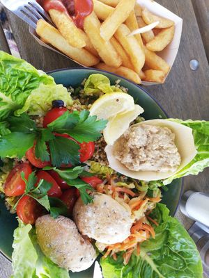 Lækker salat med hummus, quinoa og brød at Mommark Marina in Sydals