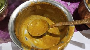 Sorry, too late for food photos as photography was last thing on our mind. This was formerly a Dhal Makhani..... at Flavor of India in Tainan