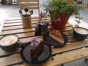 Oat cappuccino, herbal chocolate cake and Biscoff (cookies) cheese cake at Mahalo in Groningen