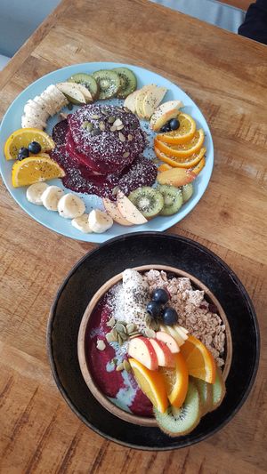 Oat pancakes with red fruit sauce and smoothiebowl minty berry at Mahalo in Groningen