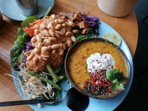 Duo lunch plate: salad and dahl soup at Mahalo in Groningen