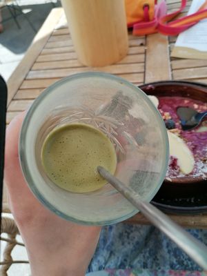 Matcha latte with soy milk, agave on the side to sweeten it to your liking. Big glass!! at Mahalo in Groningen